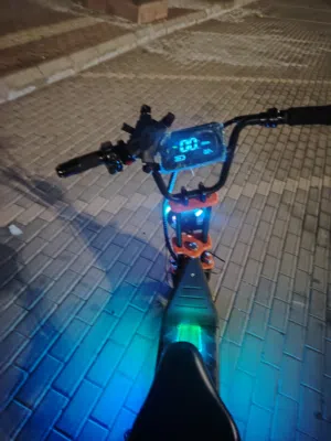 سكوتر كهرباء 4 مساعدات امامي و2 خلفي محركين استخدام شهرين فقط السرعة 90