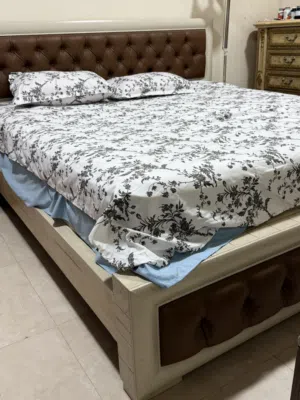 سرير خشب 210x200مزين بجلط طبيعي وطاولات وخزانة