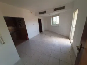 استديو ايجار سنوي مع بلكونه ومطبخ منفصل بسعر 20 الف موقع مميز وراقي ومساحه كبيره