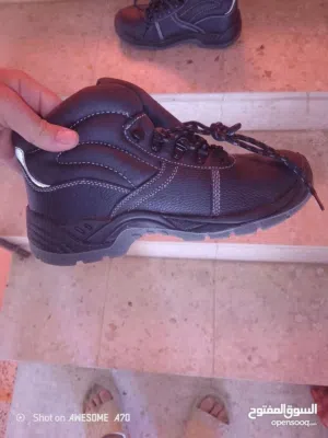 موجود حذاء سيفتي نمره 41 للبدل