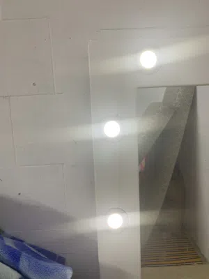 تسريحة لغرفة النوم شبه جديدة مافيها زلوغ أبدا  فقط تحتاج للتنظيف وفيها اضوية وكلها شغالة