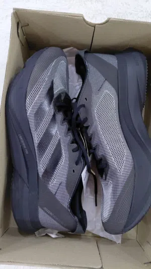 Sport Shoes . Adidas . 44 . New4