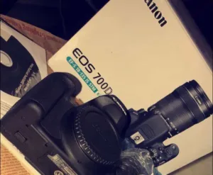 كاميرا كانون 700D معها كل مستلزماتها وعدسة 18-135mm