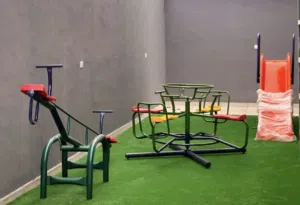 3 العاب خارجيه مرجوحة مقعدين ودويخة 4 مقاعد مع سيسو ب300 دينار عرض حرق