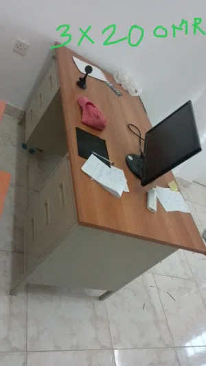 Office closing office furniture for Sale at throwaway price مكتب إغلاق أثاث مكتب للبيع بسعر زهيد