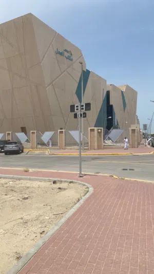 تعقيب جميع االمعاملات الحكوميه وإعفاء الشركات ونقل الكفيل