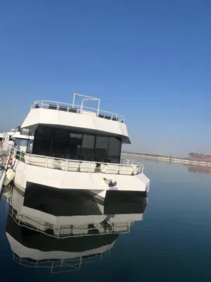 يخت في البندر