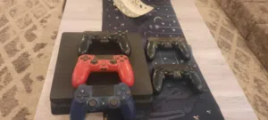 جهاز ابلاستشن اسلم امعدل مع جميع الوصلات مع 5يداد على6العب جي تى او فيفا 2026 او بيس2025