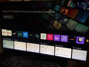 للبيع لاسرع متصل تلفزيون ال جي سمارت غير معروف الحجم لكن كبير جدا فيه خطين من تحت لكم مو مأثر عتلفاز