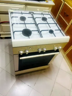 Used freestanding gas cooker / oven - 4 stove burners - electrical oven ignition
