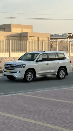 للبيع تويوتا لاندكروزر موديل2016 وكاله البحرين بدون مشاكل او اعطال جاهز للاستخدام اليوم  For sale