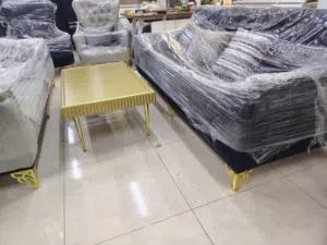 طقم جلوس للبيع كنبتين وكرسين جديد غير مستخدم ابدا