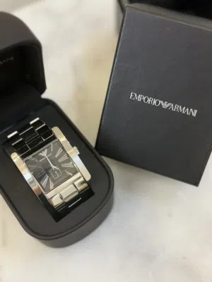 ساعه ماركه جديده غير مستعمله بكرتونها ومرفقاتها وقراطيسها من EMPORio ARMANi للتواصل على الواتساب فقط