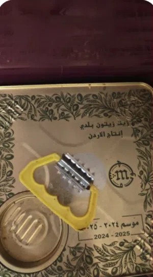 تنك زيت زيتون بلدي بعل من اراضي سال (إربد) عدد اثنين 2  من السنة الماضية