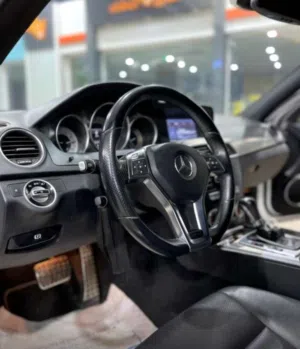 Mercedes benz بحال جيدة استعمال شخصي نظيف