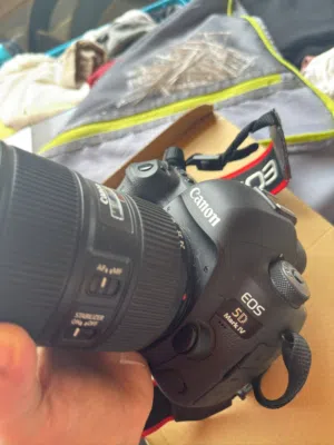 كاميرا كانون Eos 5D mark iv  معاها عدسة 24-105 F/4L