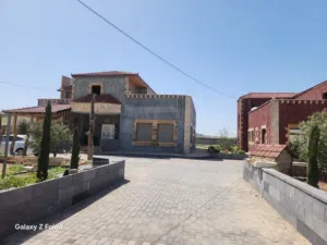 مزرعه للبيع مع ثلاث فلل