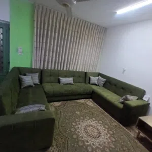 كورنر حرف U يتضمن صوفا بيد