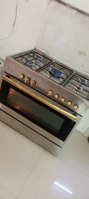 طباخة خمس عيون وفرن كبيرة كلهم شغالين