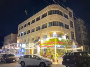 لقطة - مجمع تجاري للبيع في منطقة الشميساني موقع حيوي بدخل سنوي ممتاز -