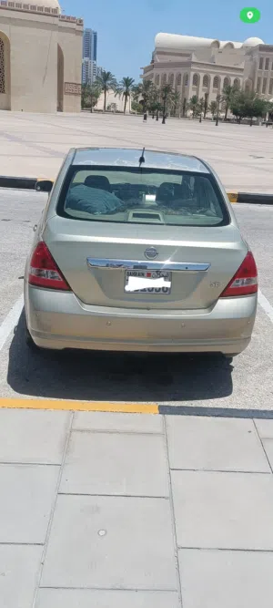 Nissan tida 2008