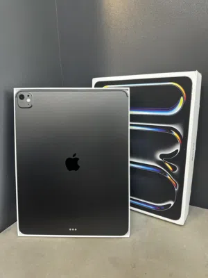 Ipad pro 256g 13inch مستعمل بحالة الوكاله مع كفر وكيبورد ولزقه والشاحن الاصلي