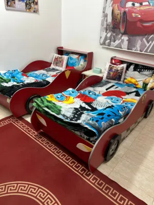 غرفة نوم أطفال مع سجاده وستاره رول