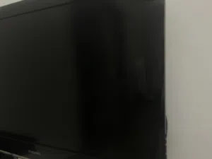 تلفزيون مع سبيكرات كلها شغاله و امورها جيدا جدا /samsung stuff a tv with 4 big speakers and 1 small