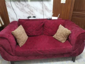 طقم كنب مودرن مميز (عنابي وبيج) بحالة ممتازة للبيع