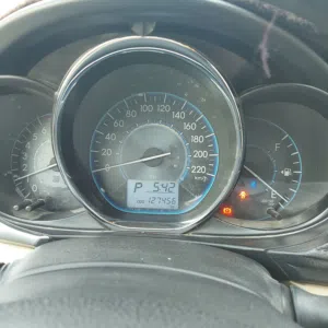 تويوتا يارس 2027 برونزية فاخرة مع مواصفات خليجية ومفتاح أوتوماتيك