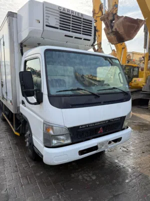 للبيع شاحنة Mitsubishi Fuso Canter المميزة بصندوق تبريد كامل المواصفات. الشاحنة مجهزة بمبرد Carrier