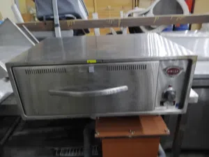 High-quality, American-made food warmer in excellent condition, with a drawer lock. Dimensions: 60 x