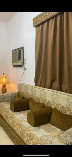 للبيع مجلس كامل كنب وارضي وستاره وسجادة و خمس طاولات تقديم