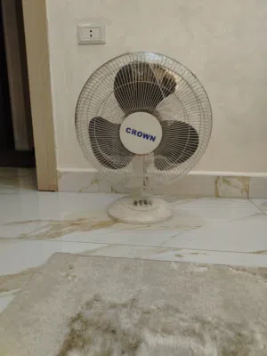 مروحه جنب نوع crawn لون ابيض لؤلؤي تحتوي على اربع ريش قويه ومفتاح سرعه كبسات