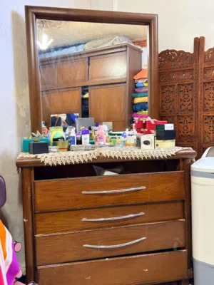 بيرو خشب مع مرآة