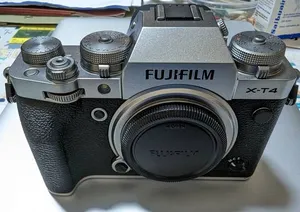 Fujifilm XT-4 Silver Edition with charger and battery