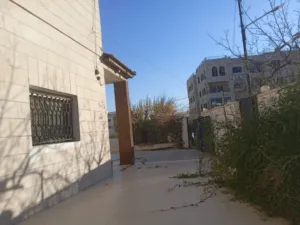 عمارة طابقية فاخرة للبيع مطلة على ثلاث شوارع  تصلح لشركه اسكان في أرقى مناطق الجبيهه
