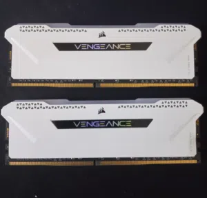 32 رام جوده عاليه من كورسير ركز CL16 يعني توقيت ممتاز جدا 16x2 DDR4 CL16 3200MHz RGB White Corseer
