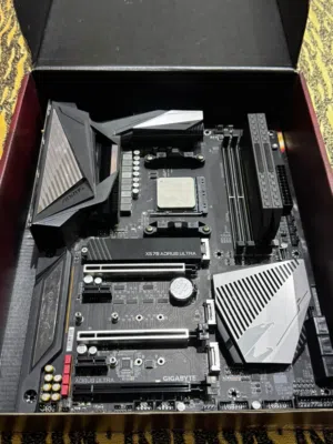 مذربورد Gigabyte X570 مع معالج AMD Ryzen 9 3900X وذاكرة Corsair Dominator Platinum DDR4 RAM – 32GB K