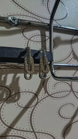 بكج مكون من خمس حلوق فاخرة مرصعة بالماس طبيعي ومنها ذهب ابيض واخرى فضة مرصع باحجار كريمة