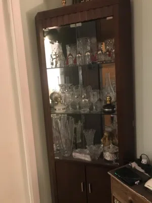 خزانة تحف مميزة /زاوية /مع مرايا /إضاءة ناعمة ورفوف زجاجية مشفرة