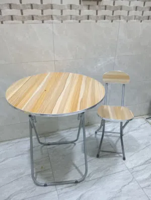 ميز طعام حجم صغير وكرسي صغير