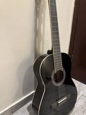 قيتار اسود