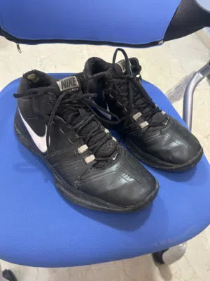 للبيع المستعجل – حذاء كرة سلة Nike أسود  5 دنانير فقط