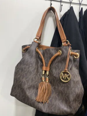 شنطة مايكل كورس Michael Kors نسائيه حجمها متوسط