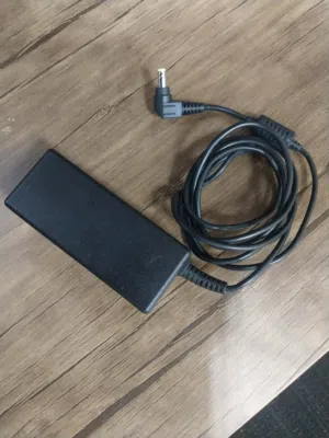 شاحن لابتوب TOSHIBA تقريبا جديد استخدام خفيف