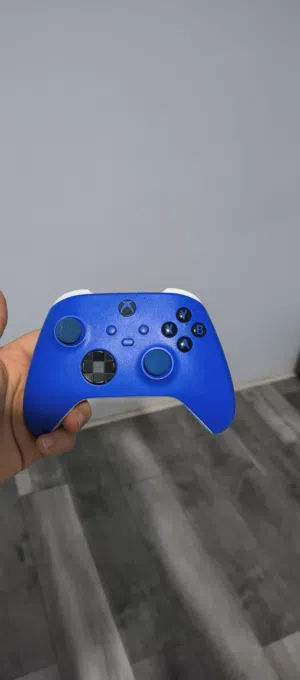 السلام عليكم يد Xbox سيريس اس لون ازرق مميز اليد بصفه عامه ممتازه جدا للبيع سعر 150 نهايتها ا
