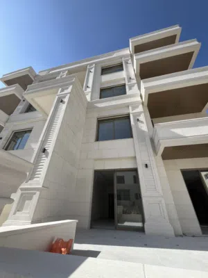شقة 210 متر ضاحية الرشيد طلوع سكن اميمة بتشطيب فندقي باطلالة على الجامعة الاردنية