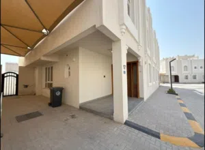 فيلا داخل كمبوند اول ساكن منطقه راقيه تتمتع بلهدوء مسحات خضراء وملاعب ومسابح امن بوابات زكيه جاكوزي