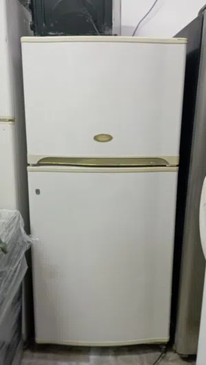 ثلاجه كبيره نظيفه بالكامل وممتازه جدا(Sharp)قابل للتفاوض